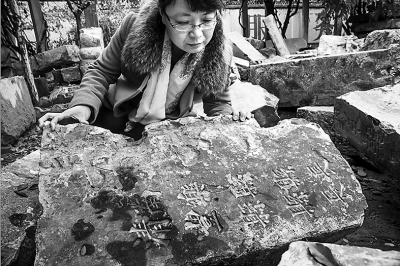 挖出的石碑上刻有“南乐县县长、清丰县县长……”